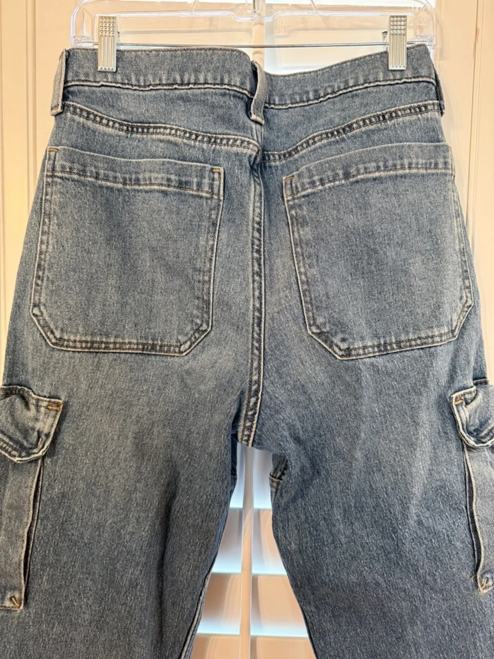 Hollister Women'sCargo Cropped Jeans - Picture 6 of 6
